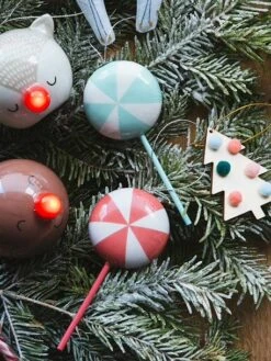 Les 4 Décorations Candy à Suspendre Rouge - Vertbaudet 10 Les 4 Décorations Candy à Suspendre Rouge - Vertbaudet -Chambre Douillette Soldes les 4 decorations candy a suspendre 4