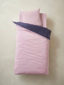 Parure Housse De Couette + Taie D'oreiller Avec Détails Phosphorescents MISS CONSTELLATION Marine / Parme - Vertbaudet 11 Parure Housse De Couette + Taie D'oreiller Avec Détails Phosphorescents MISS CONSTELLATION Marine / Parme - Vertbaudet -Chambre Douillette Soldes parure housse de couette taie doreiller avec details phosphorescents miss constellation 5